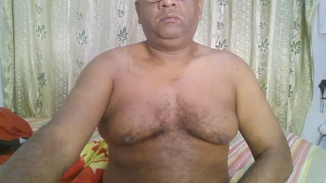 Snapshot of Beargryzzly chatting on 01/01/25, 02:31 Beargryzzly online show from 01/01/25, 02:31