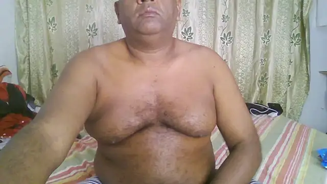 Snapshot of Beargryzzly chatting on 01/01/25, 06:38 Beargryzzly online show from 01/01/25, 06:38