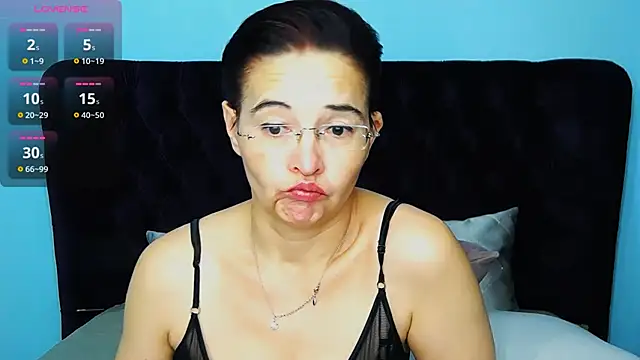 Snapshot of StaceyDarling chatting on 12/20/25, 12:01 StaceyDarling online show from 12/20/25, 12:01