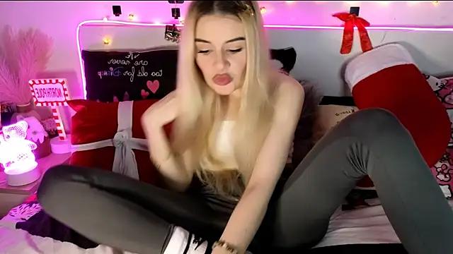 nicollewetpussy online show from 12/18/25, 11:00