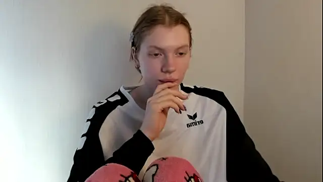 StellaDavis online show from 11/03/25, 09:43