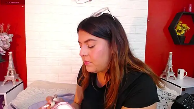 Snapshot of _poison_sweet chatting on 11/11/25, 06:30 poison sweet online show from 11/11/25, 06:30