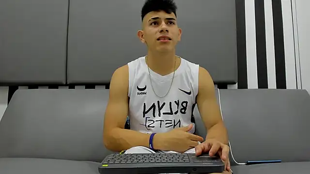 andrew rose  online show from 02/04/25, 02:39