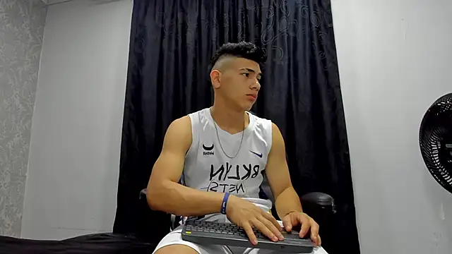 andrew rose  online show from 02/04/25, 02:21