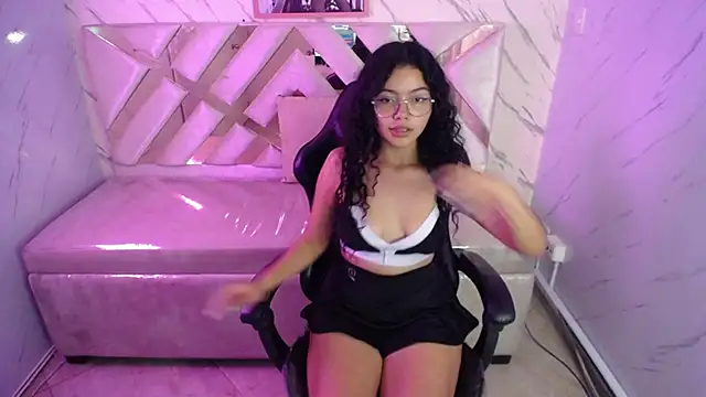 Snapshot of victoria_castillo_b chatting on 03/15/25, 05:41 victoria castillo b online show from 03/15/25, 05:41