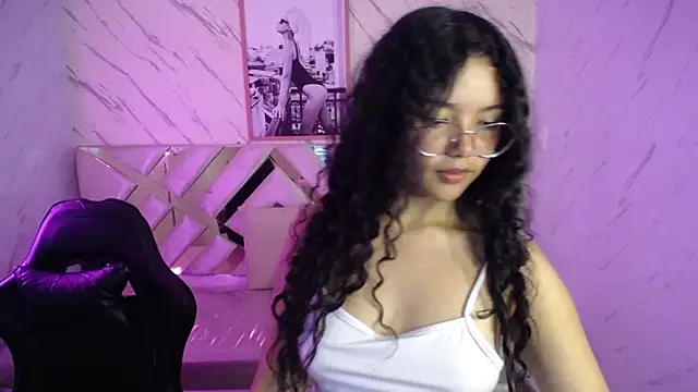 Snapshot of victoria_castillo_b chatting on 03/20/25, 03:02 victoria castillo b online show from 03/20/25, 03:02