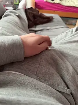 Snapshot of Basti_7 chatting on 12/25/24, 11:43 Basti 7 online show from 12/25/24, 11:43