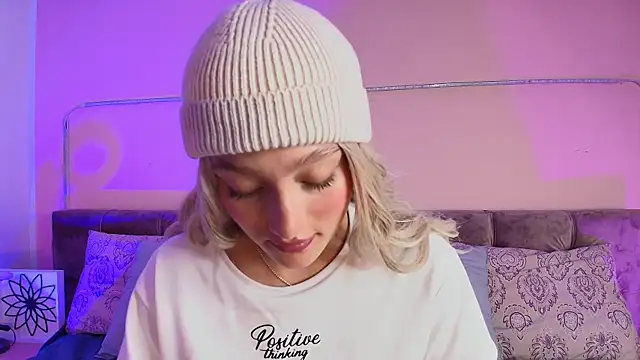 Snapshot of Giaa_Ross chatting on 01/27/25, 02:35 Giaa Ross online show from 01/27/25, 02:35