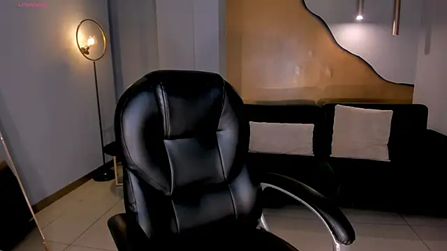 Snapshot of CharlotteCox_ chatting on 02/19/25, 12:00 CharlotteCox online show from 02/19/25, 12:00