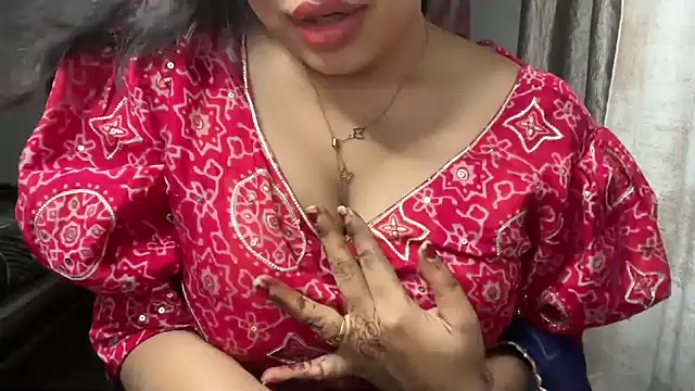 Snapshot of Spice-Summi chatting on 03/02/25, 02:10 Spice-Summi online show from 03/02/25, 02:10