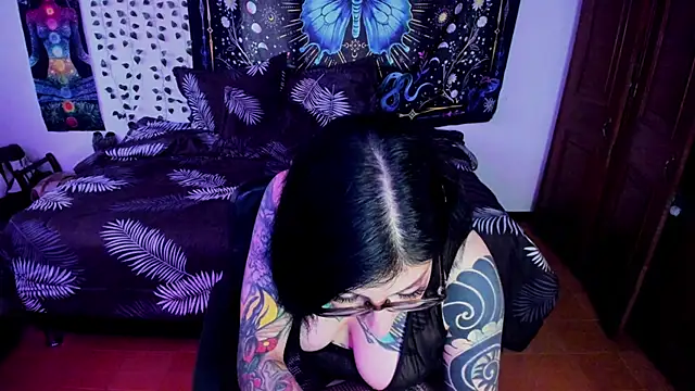 Snapshot of alice_666f chatting on 06/19/26, 02:43 alice 666f online show from 06/19/26, 02:43