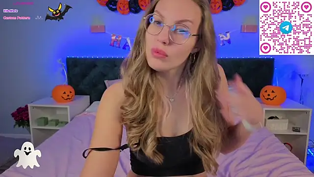 Snapshot of Kelly_Hardy chatting on 10/31/25, 01:17 Kelly Hardy online show from 10/31/25, 01:17