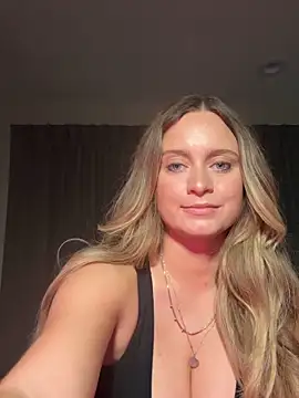 Snapshot of Sophie_Raegan chatting on 12/16/25, 08:41 Sophie Raegan online show from 12/16/25, 08:41