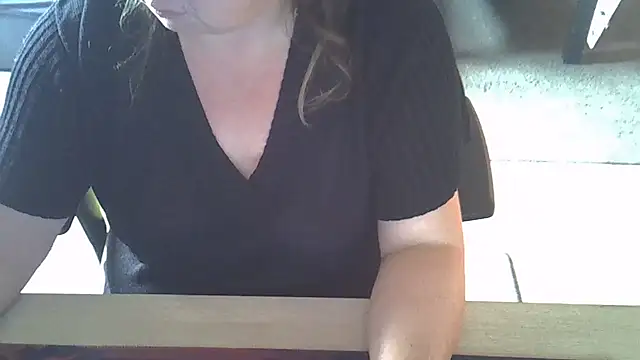 Snapshot of Silvia2277 chatting on 10/18/25, 11:33 Silvia2277 online show from 10/18/25, 11:33