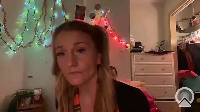 Snapshot of OriginalBarbieEst92 chatting on 01/01/25, 10:21 OriginalBarbieEst92 online show from 01/01/25, 10:21