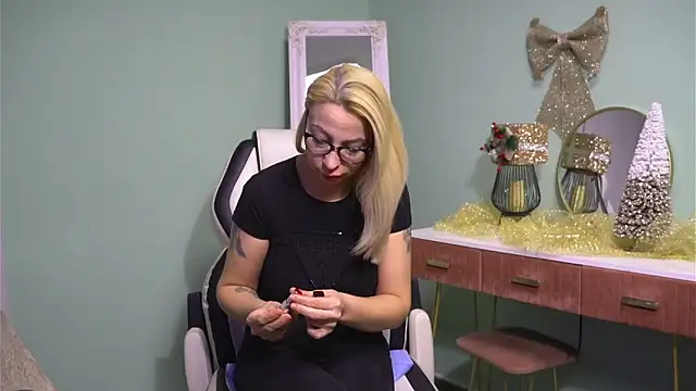 Snapshot of CelineConner chatting on 12/17/24, 05:07 CelineConner online show from 12/17/24, 05:07