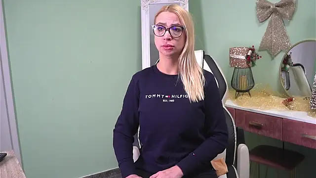 Snapshot of CelineConner chatting on 01/03/25, 05:06 CelineConner online show from 01/03/25, 05:06