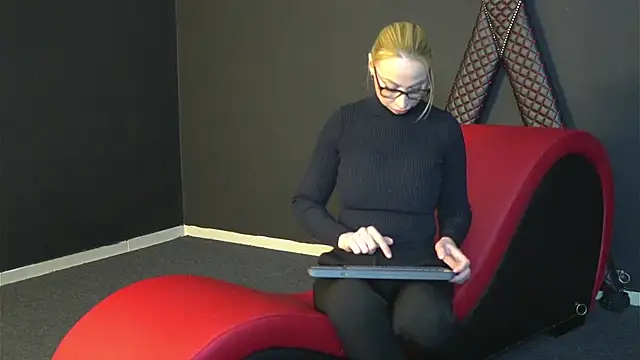 Snapshot of CelineConner chatting on 03/10/25, 05:11 CelineConner online show from 03/10/25, 05:11