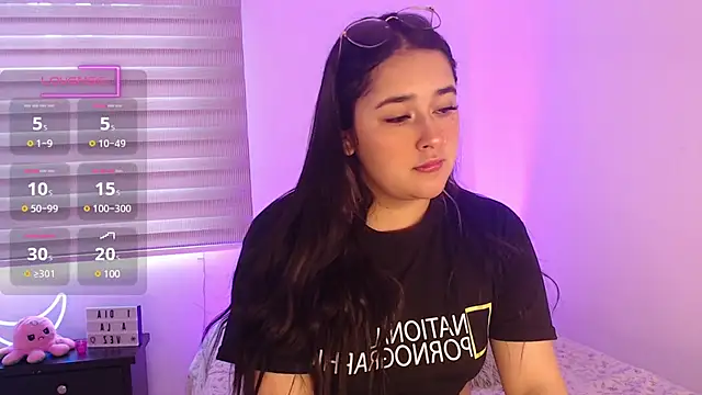 Snapshot of Megan_FE chatting on 12/19/24, 02:35 Megan FE online show from 12/19/24, 02:35