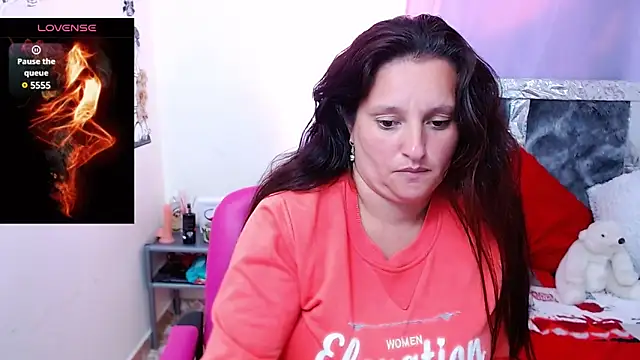 Snapshot of CristialJones_ chatting on 03/11/25, 07:47 CristialJones online show from 03/11/25, 07:47