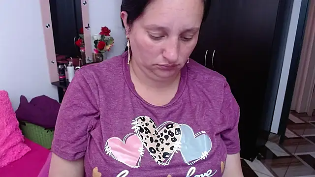 Snapshot of CristialJones_ chatting on 10/06/25, 02:47 CristialJones online show from 10/06/25, 02:47