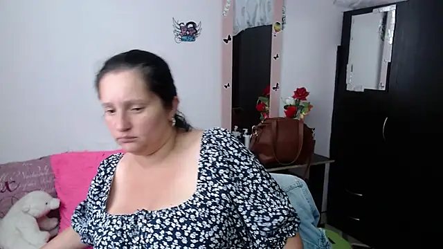 Snapshot of CristialJones_ chatting on 10/18/25, 03:13 CristialJones online show from 10/18/25, 03:13