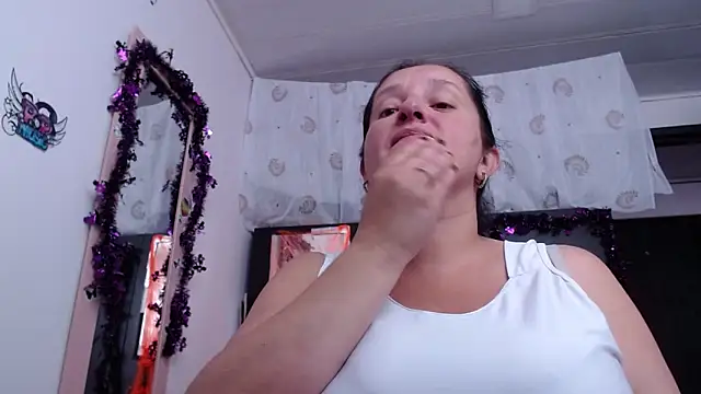 Snapshot of CristialJones_ chatting on 10/20/25, 02:17 CristialJones online show from 10/20/25, 02:17