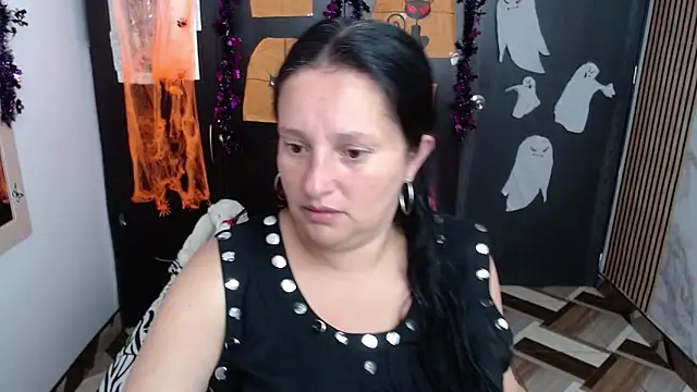 Snapshot of CristialJones_ chatting on 10/30/25, 02:18 CristialJones online show from 10/30/25, 02:18