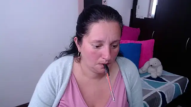 Snapshot of CristialJones_ chatting on 11/12/25, 02:06 CristialJones online show from 11/12/25, 02:06