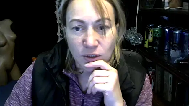 Snapshot of wLESLYMOSw chatting on 10/17/25, 11:02 wLESLYMOSw online show from 10/17/25, 11:02