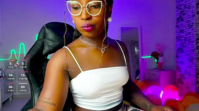 Snapshot of EmmaSanzz_ chatting on 09/23/25, 11:35 EmmaSanzz online show from 09/23/25, 11:35