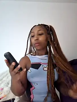 Snapshot of EmmaSanzz_ chatting on 11/26/25, 09:10 EmmaSanzz online show from 11/26/25, 09:10