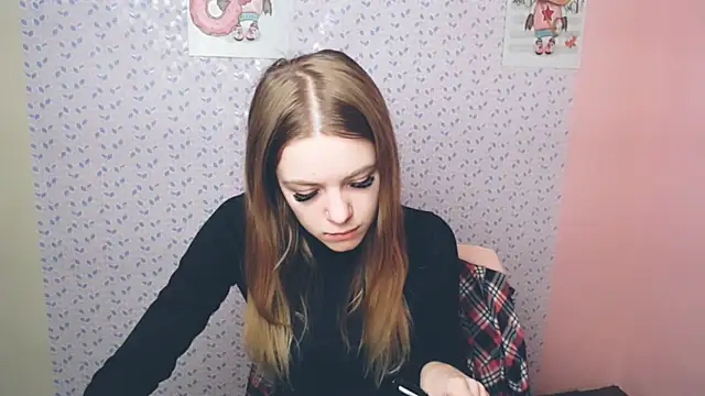 Snapshot of AliceFlirtt_ chatting on 12/18/24, 02:06 AliceFlirtt online show from 12/18/24, 02:06