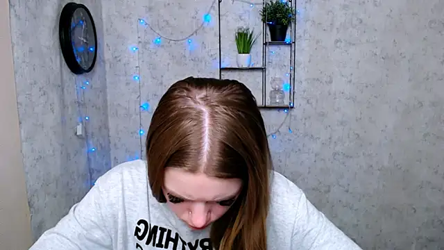 Snapshot of AliceFlirtt_ chatting on 12/19/24, 02:35 AliceFlirtt online show from 12/19/24, 02:35