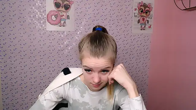 Snapshot of AliceFlirtt_ chatting on 12/20/24, 08:28 AliceFlirtt online show from 12/20/24, 08:28