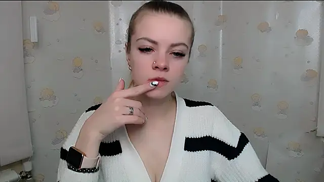 Snapshot of AliceFlirtt_ chatting on 12/23/24, 08:11 AliceFlirtt online show from 12/23/24, 08:11