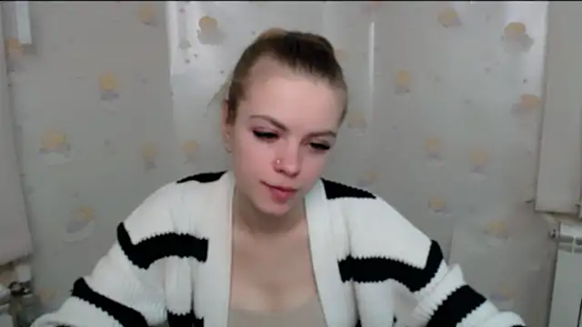 Snapshot of AliceFlirtt_ chatting on 12/23/24, 11:14 AliceFlirtt online show from 12/23/24, 11:14