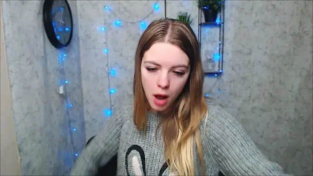 Snapshot of AliceFlirtt_ chatting on 12/27/24, 10:34 AliceFlirtt online show from 12/27/24, 10:34