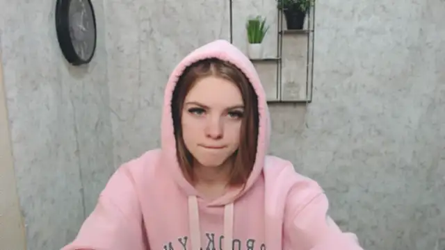 Snapshot of AliceFlirtt_ chatting on 02/08/25, 11:01 AliceFlirtt online show from 02/08/25, 11:01