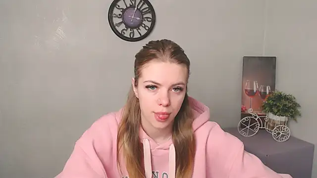 Snapshot of AliceFlirtt_ chatting on 02/14/25, 07:49 AliceFlirtt online show from 02/14/25, 07:49