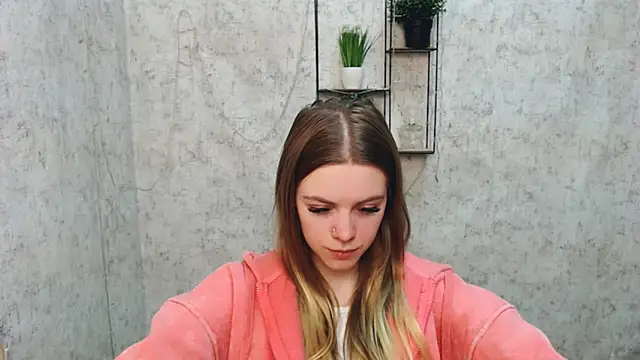 Snapshot of AliceFlirtt_ chatting on 02/24/25, 11:32 AliceFlirtt online show from 02/24/25, 11:32