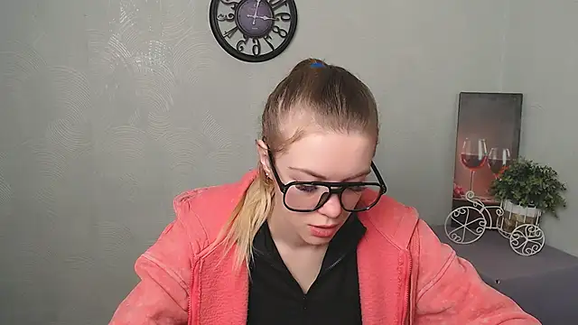 Snapshot of AliceFlirtt_ chatting on 02/28/25, 08:09 AliceFlirtt online show from 02/28/25, 08:09