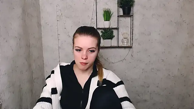 Snapshot of AliceFlirtt_ chatting on 03/05/25, 11:38 AliceFlirtt online show from 03/05/25, 11:38