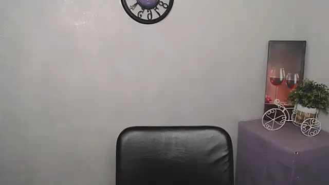 Snapshot of AliceFlirtt_ chatting on 03/08/25, 08:33 AliceFlirtt online show from 03/08/25, 08:33