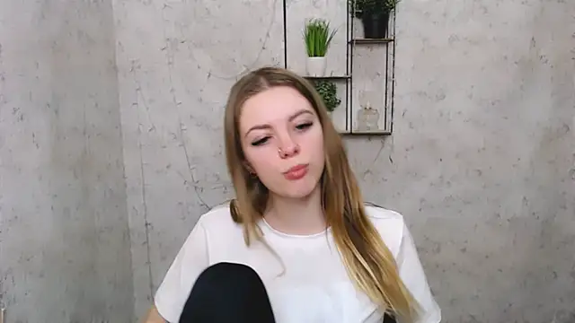 Snapshot of AliceFlirtt_ chatting on 03/12/25, 10:26 AliceFlirtt online show from 03/12/25, 10:26