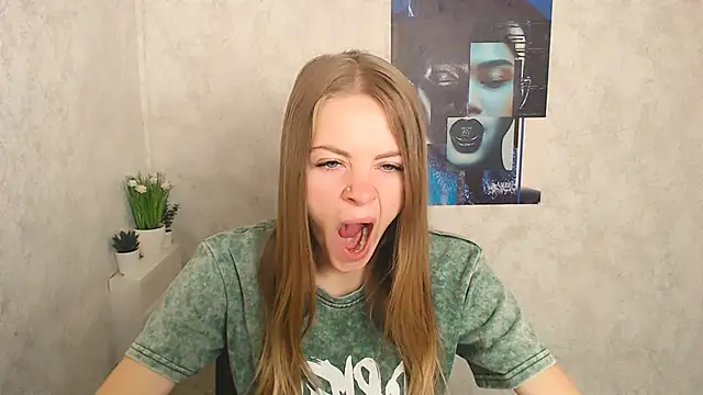 Snapshot of AliceFlirtt_ chatting on 09/13/25, 08:36 AliceFlirtt online show from 09/13/25, 08:36