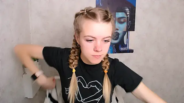 Snapshot of AliceFlirtt_ chatting on 09/17/25, 09:00 AliceFlirtt online show from 09/17/25, 09:00