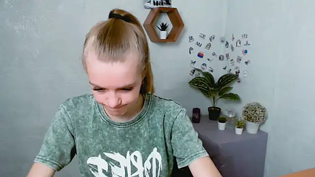 Snapshot of AliceFlirtt_ chatting on 09/18/25, 08:27 AliceFlirtt online show from 09/18/25, 08:27