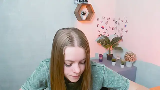 Snapshot of AliceFlirtt_ chatting on 09/19/25, 08:49 AliceFlirtt online show from 09/19/25, 08:49