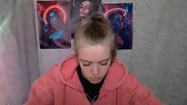 Snapshot of AliceFlirtt_ chatting on 09/24/25, 08:17 AliceFlirtt online show from 09/24/25, 08:17